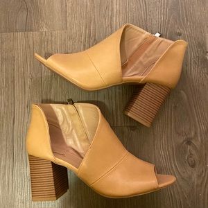 *SOLD* Never worn!! Qupid nude heels with open side